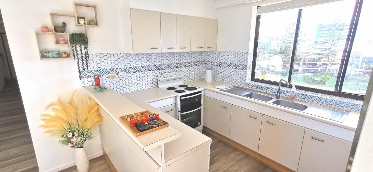 Beachside Apartment In The Heart Of Surfers Paradise - Free Parking Gold Coast Buitenkant foto