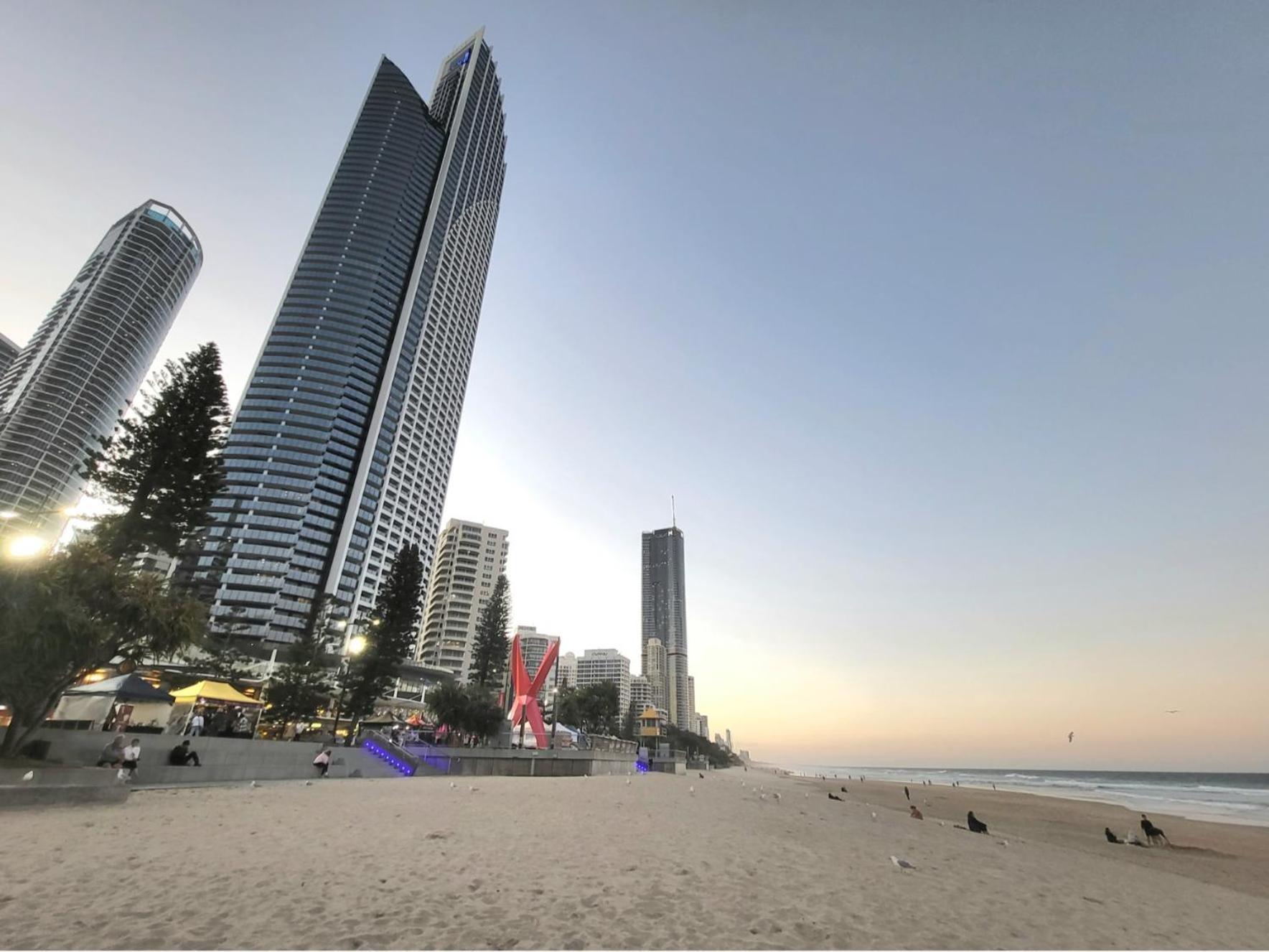 Beachside Apartment In The Heart Of Surfers Paradise - Free Parking Gold Coast Buitenkant foto